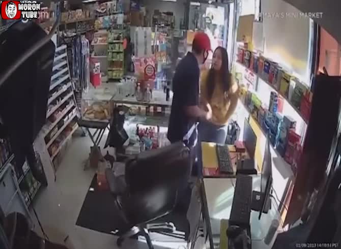Video :He won't steal from this shopkeeper today!